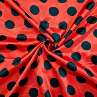 tecido cetim estampado vermelho com bola preta.png